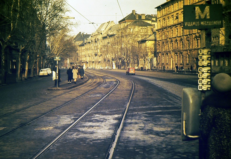 Bartók Béla út a Gárdonyi térnél, a Zenta utca felé nézve.